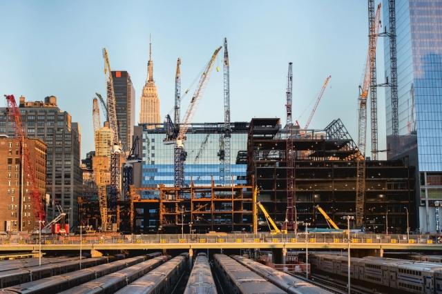 How Do Freelance Construction Estimators Determine Project Cost?